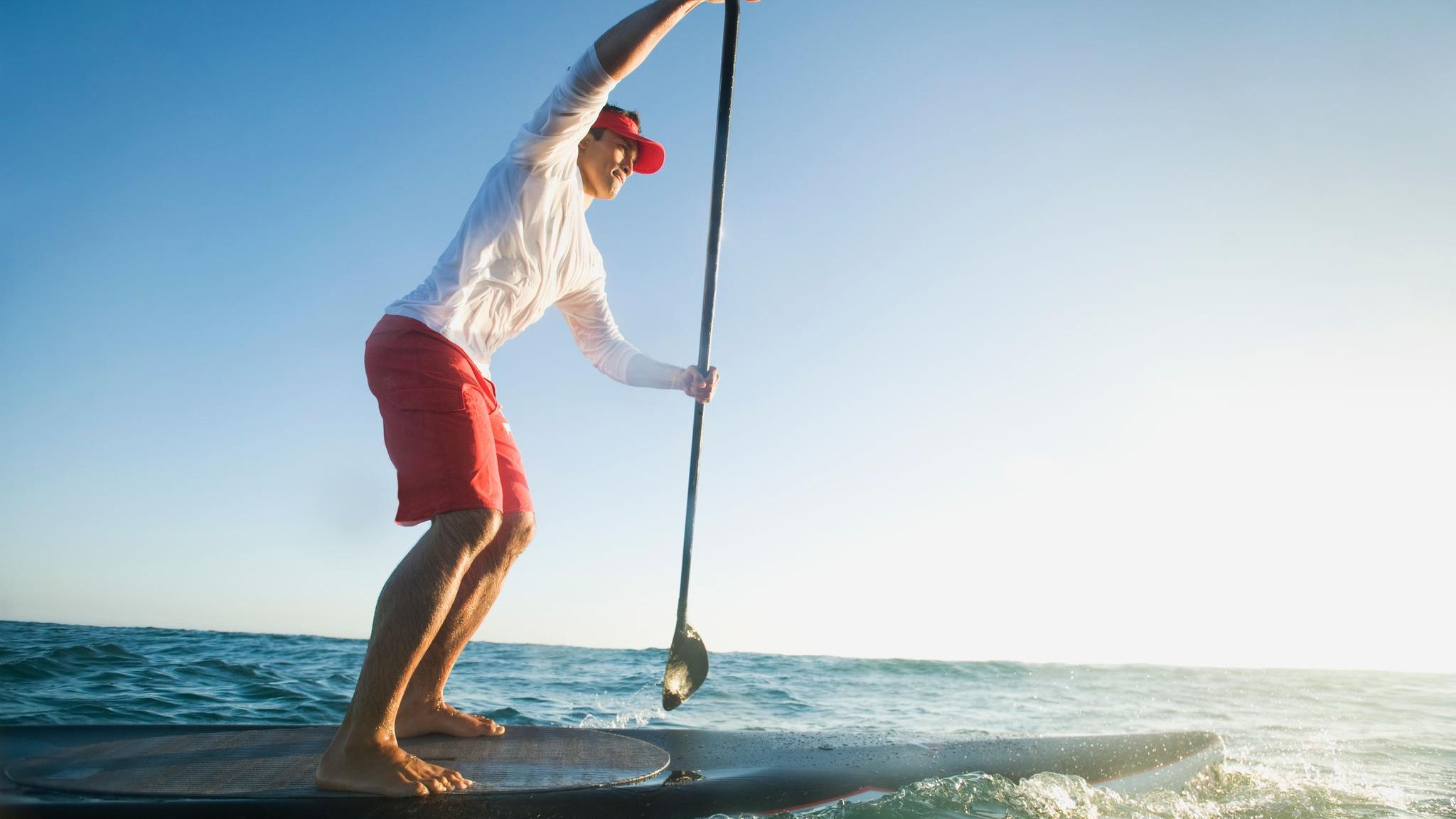 Mann auf einem stand-up-paddle-board