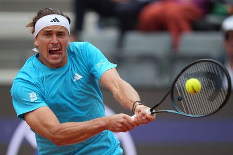 Alexander Zverev hat die dritte Runde des Turniers in Rom erreicht. Foto: Andrew Medichini/AP/dpa