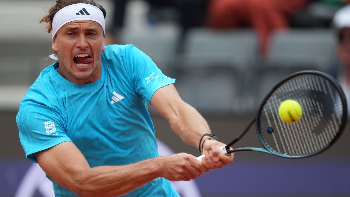 Alexander Zverev hat die dritte Runde des Turniers in Rom erreicht. Foto: Andrew Medichini/AP/dpa