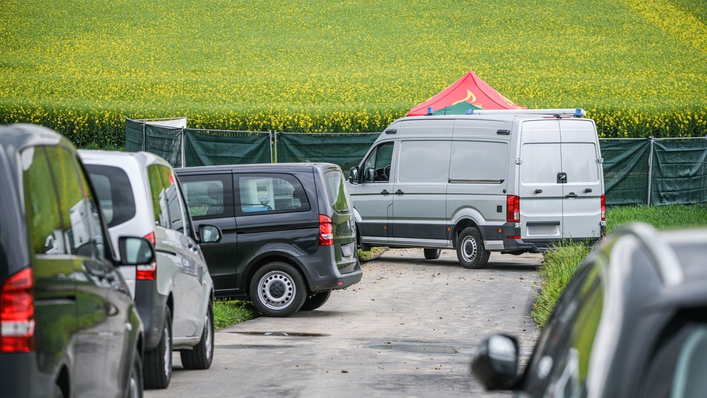 Die Leiche der Frau wurde in einem Auto auf einem Feldweg entdeckt. (Archivbild) Foto: Jason Tschepljakow/dpa