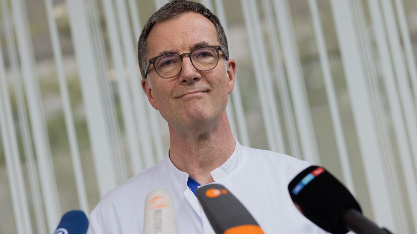 Torsten Feldt, Oberarzt und Bereichsleiter für Tropenmedizin der Uniklinik Düsseldorf, gibt im Fall der deutschen Kontaktperson