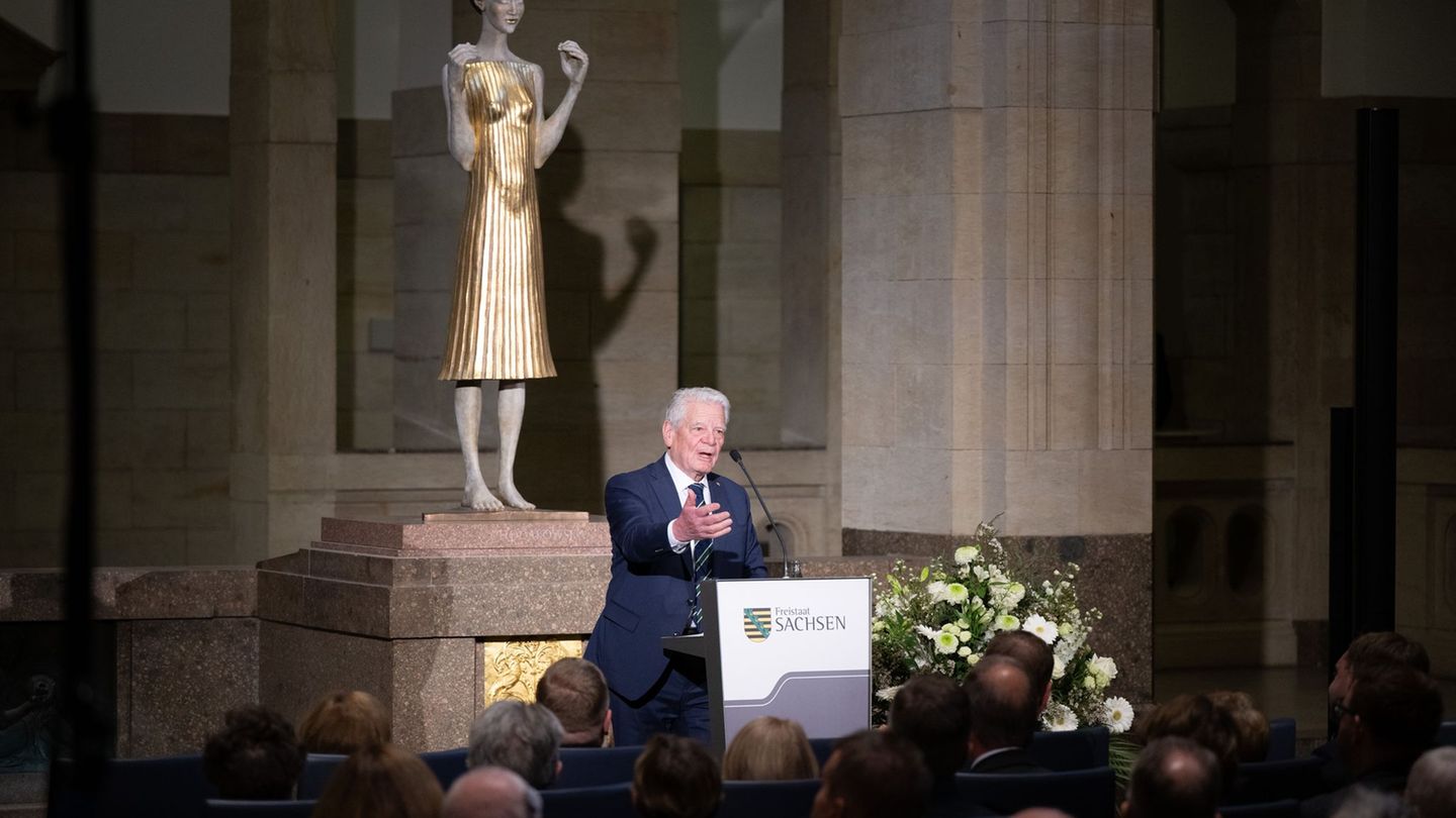 Alt-Bundespräsident Gauck spricht bei der Gedenkveranstaltung zum Ende des Zweiten Weltkriegs in der Staatskanzlei in Dresden. F