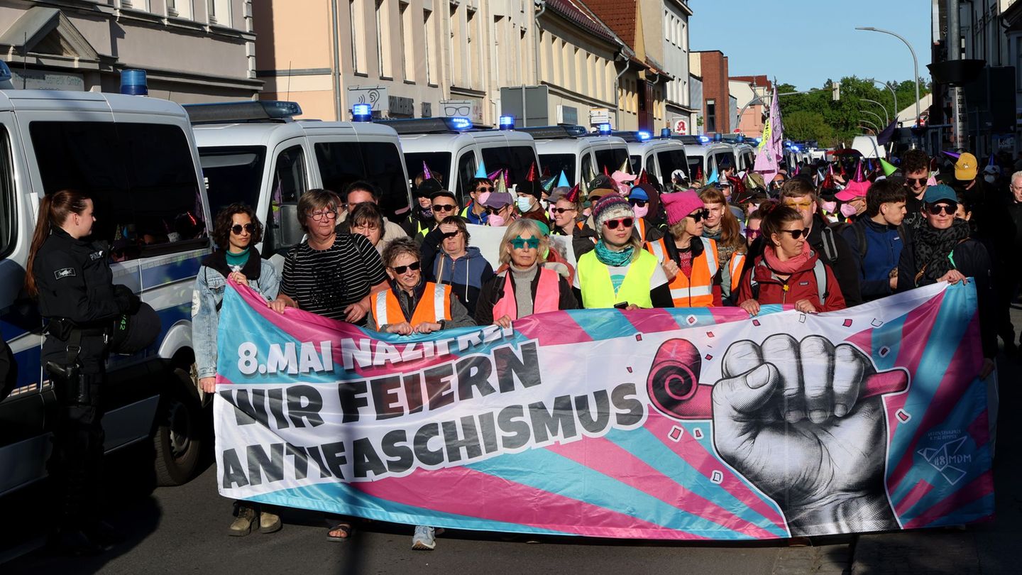 Regen Zulauf verzeichnet in Demmin eine Demo gegen den dort jährlich stattfindenden Marsch von Rechtsextremen. Foto: Bernd Wüstn