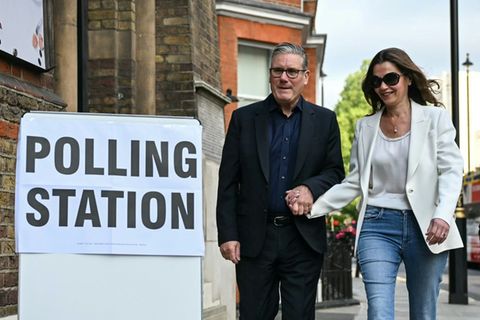 Premier Keir Starmer und seine Frau Victoria vor Londoner Wahllokal