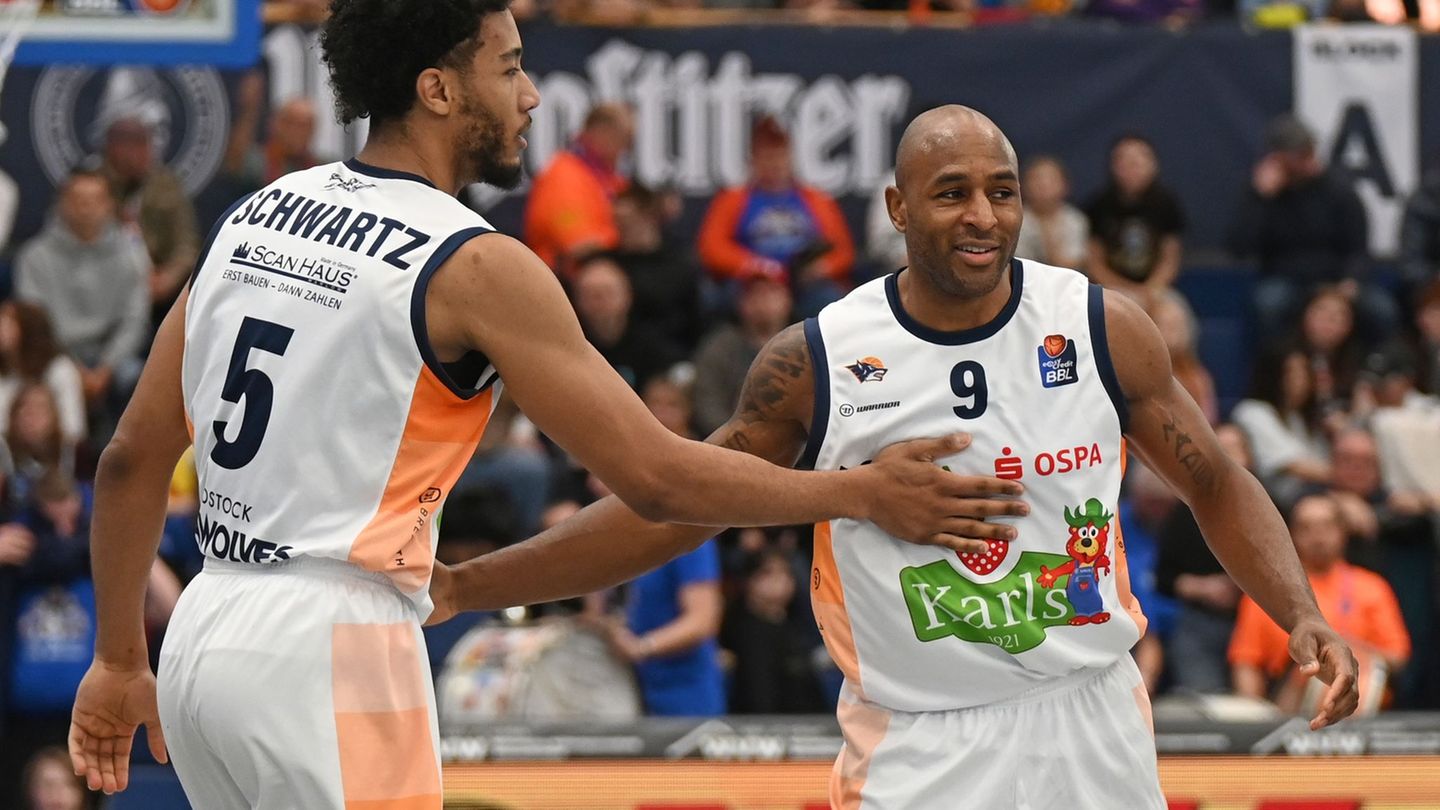 D'Shawn Schwartz (Rostock Seawolves) und DeAndre Lansdowne (Rostock Seawolves) klatschen nach einem Korb ab. (Archivbild) Foto:
