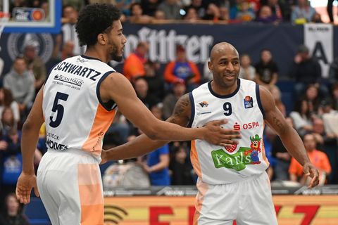 D'Shawn Schwartz (Rostock Seawolves) und DeAndre Lansdowne (Rostock Seawolves) klatschen nach einem Korb ab. (Archivbild) Foto:
