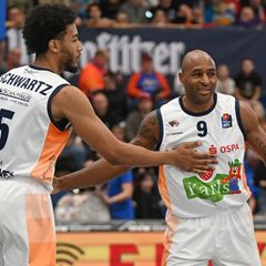 D'Shawn Schwartz (Rostock Seawolves) und DeAndre Lansdowne (Rostock Seawolves) klatschen nach einem Korb ab. (Archivbild) Foto: