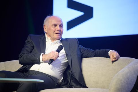 Stichelt wieder gegen Julian Nagelsmann: Bayern-Ehrenpräsident Uli Hoeneß. (Archivbild) Foto: Bernd Thissen/dpa