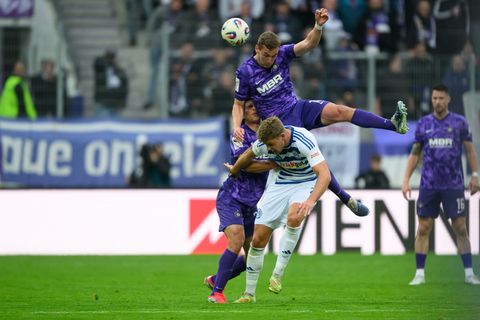 Jonah Fabisch (FC Erzgebirge Aue, l-r), Julian Günther-Schmidt (FC Erzgebirge Aue) kämpfen mir Thilo Töpken (MSV Duisburg) um de