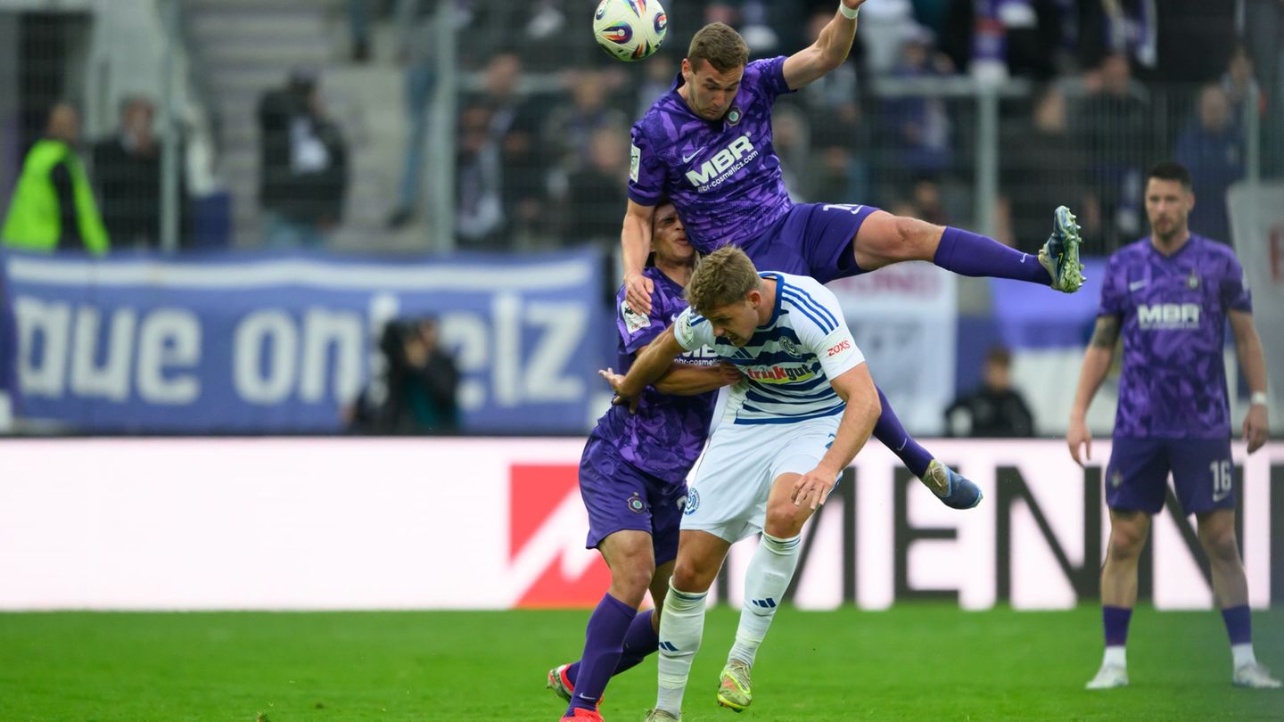 Jonah Fabisch (FC Erzgebirge Aue, l-r), Julian Günther-Schmidt (FC Erzgebirge Aue) kämpfen mir Thilo Töpken (MSV Duisburg) um de