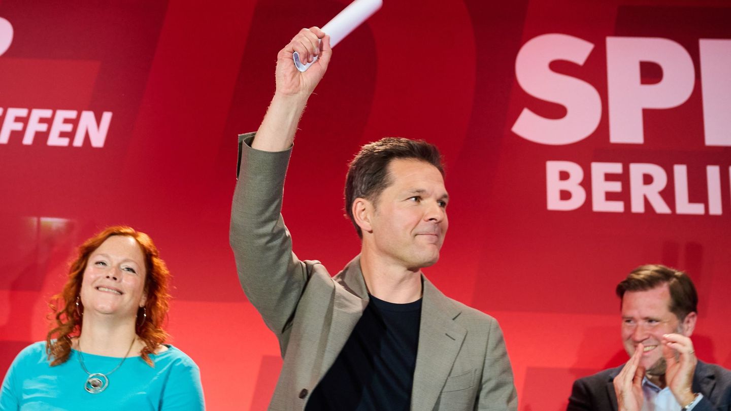 Steffen Krach (M) und Bettina König sind die neuen Landesvorsitzenden der Berliner SPD. Foto: Annette Riedl/dpa