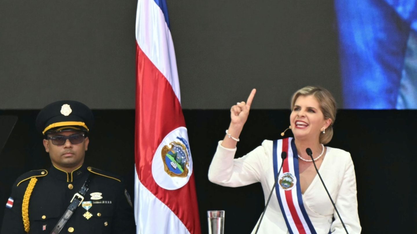 Präsidentin Laura Fernández nach ihrer Vereidigung