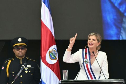 Präsidentin Laura Fernández nach ihrer Vereidigung