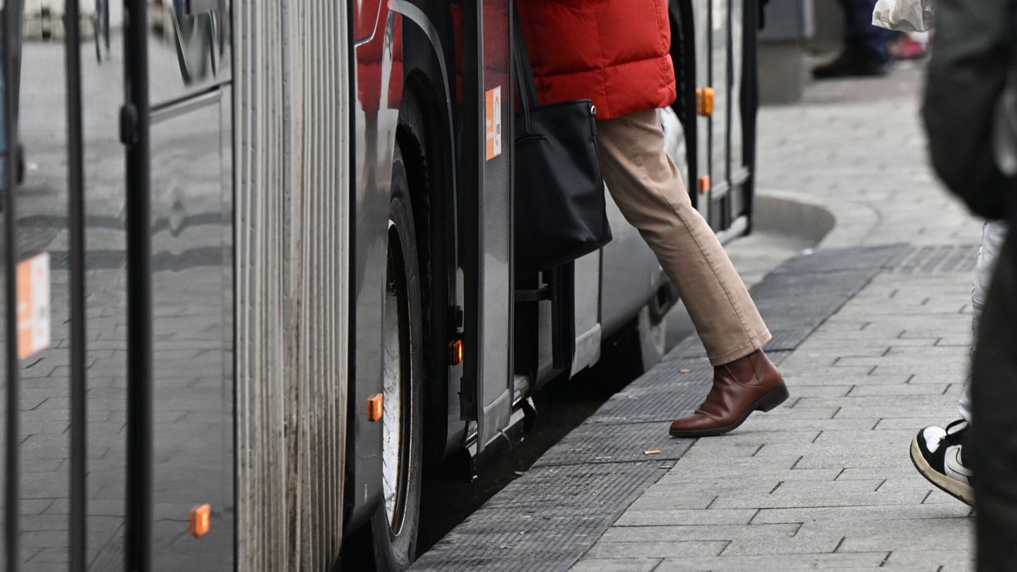 Ein zwölfjähriger Junge wollte einen Bus erreichen und wurde bei einem Unfall lebensgefährlich verletzt. (Symbolbild) Foto: Bern