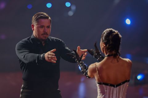 Gustav Schäfer zeigt sein Können normalerweise am Schlagzeug, bei "Let's Dance" nun auch auf der Tanzfläche. (Archivbild) Foto: