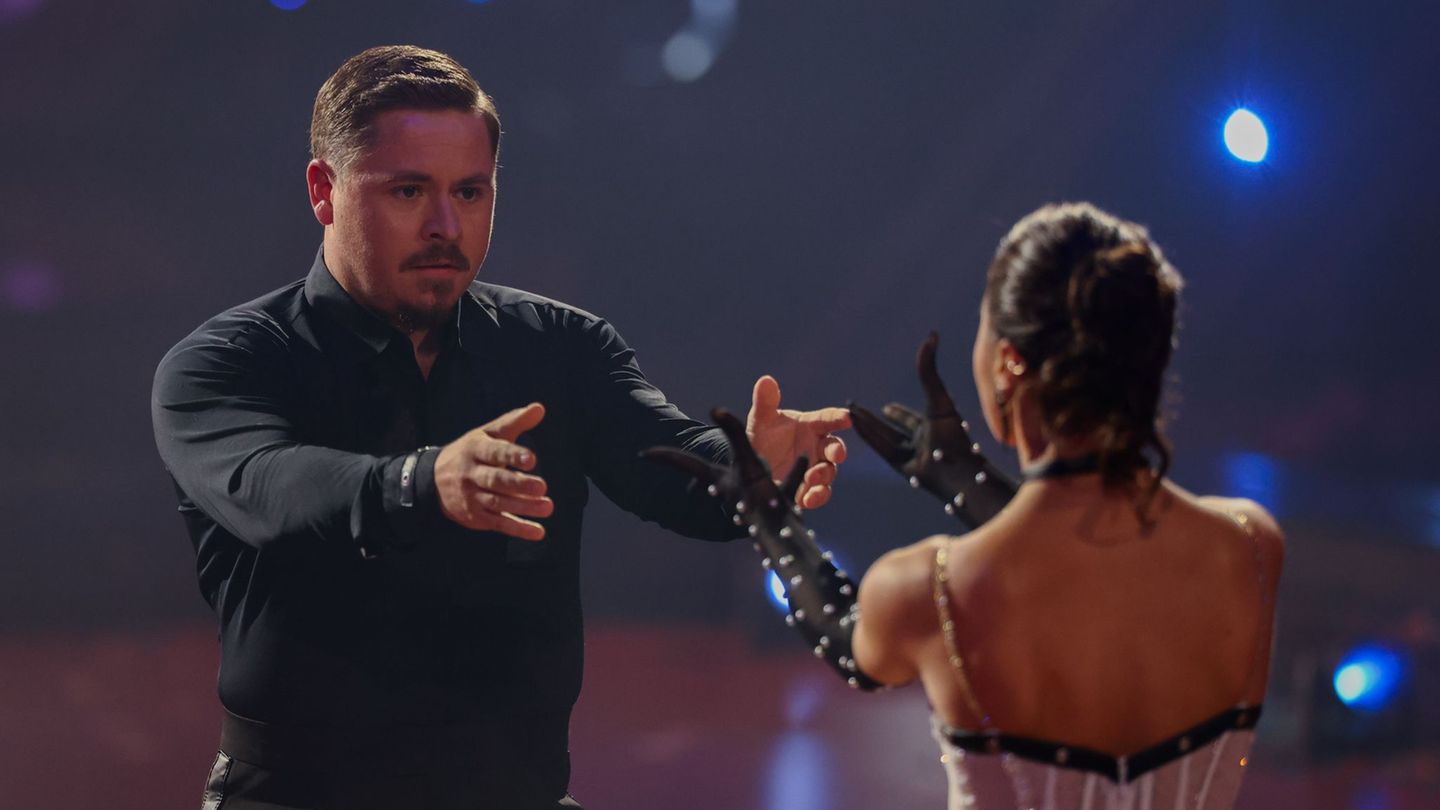 Gustav Schäfer zeigt sein Können normalerweise am Schlagzeug, bei "Let's Dance" nun auch auf der Tanzfläche. (Archivbild) Foto: