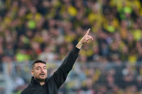 Eintracht Frankfurts Trainer Albert Riera bekommt ein mögliches weiteres Endspiel. Foto: Bernd Thissen/dpa