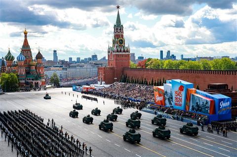 Panzerkolonnen rollen traditionell während der Siegesparade über den Roten Platz, vorbei an der Ehrentribüne vor dem Kreml. Dieses Bild stammt aus dem Jahr 2024. In diesem Jahr verzichten die Behörden auf Kriegstechnik – aus Angst vor ukrainischen Drohnen 