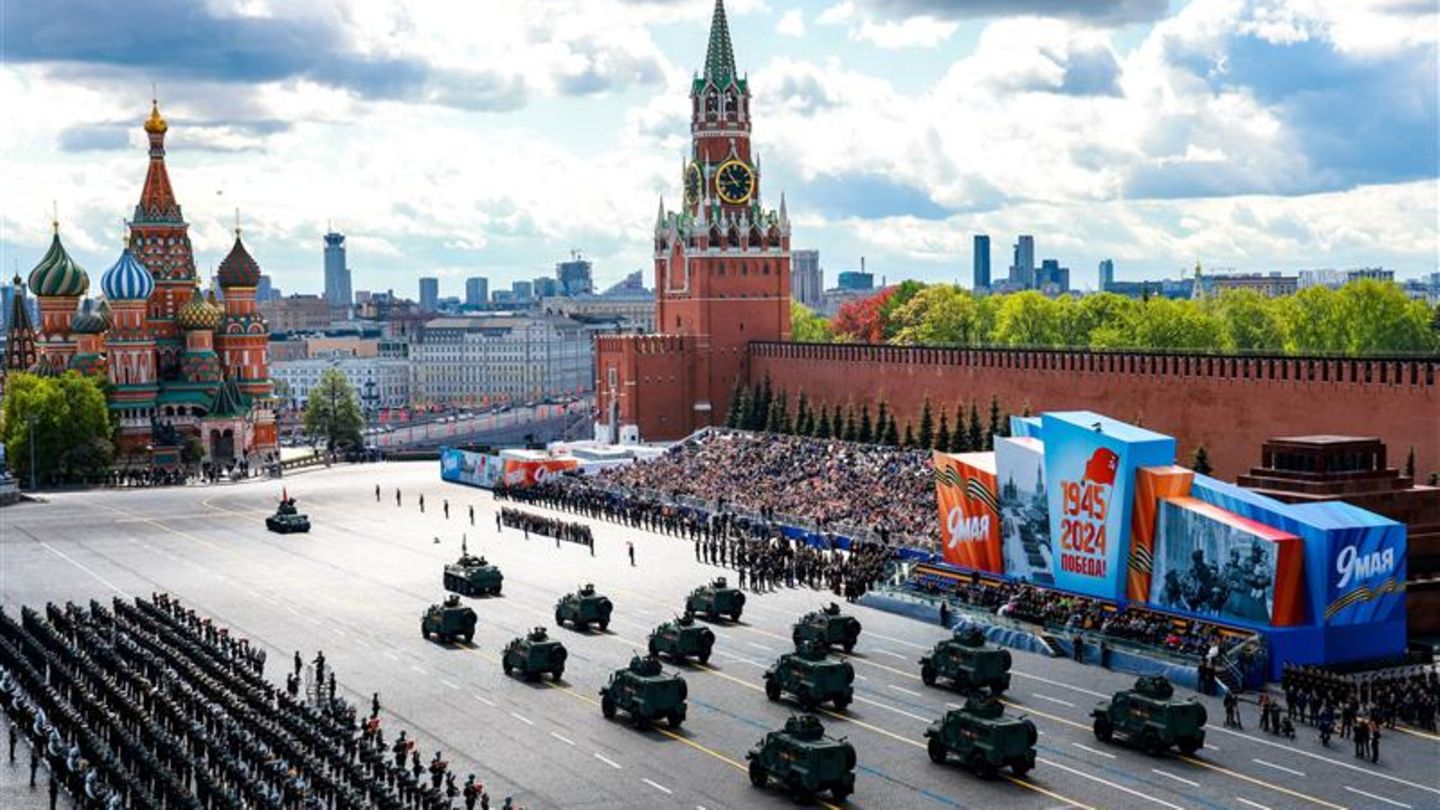 Panzerkolonnen rollen traditionell während der Siegesparade über den Roten Platz, vorbei an der Ehrentribüne vor dem Kreml. Dieses Bild stammt aus dem Jahr 2024. In diesem Jahr verzichten die Behörden auf Kriegstechnik – aus Angst vor ukrainischen Drohnen 
