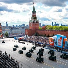 Panzerkolonnen rollen traditionell während der Siegesparade über den Roten Platz, vorbei an der Ehrentribüne vor dem Kreml. Dieses Bild stammt aus dem Jahr 2024. In diesem Jahr verzichten die Behörden auf Kriegstechnik – aus Angst vor ukrainischen Drohnen 