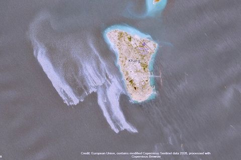 Die Insel Kharg im Persischen Golf nahe der Küste Irans. Die Schlieren sollen ein Ölteppich sein