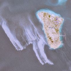 Die Insel Kharg im Persischen Golf nahe der Küste Irans. Die Schlieren sollen ein Ölteppich sein