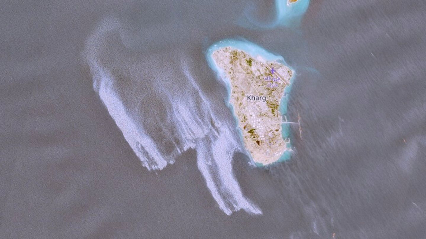 Die Insel Kharg im Persischen Golf nahe der Küste Irans. Die Schlieren sollen ein Ölteppich sein