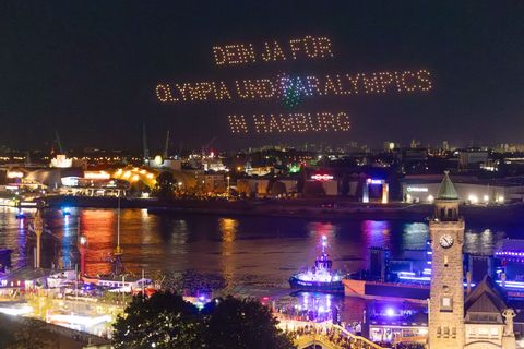 Drohnen malten olympische Farben und Motive in den Nachthimmel. Foto: Bodo Marks/dpa