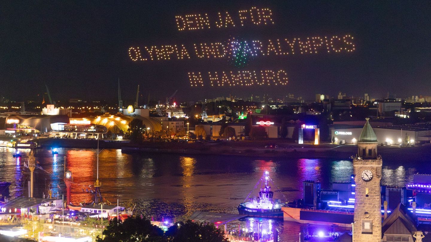 Drohnen malten olympische Farben und Motive in den Nachthimmel. Foto: Bodo Marks/dpa