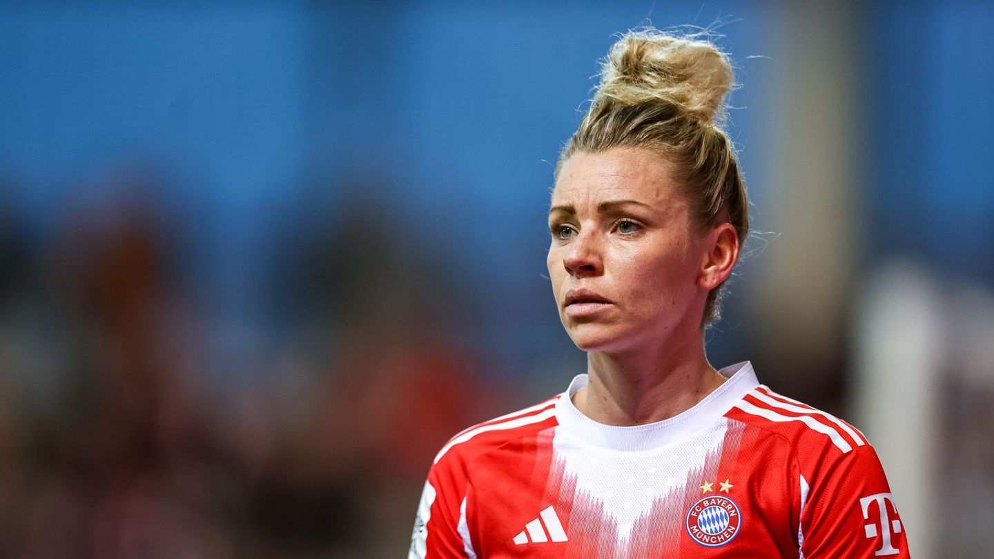 Linda Dallmann von Bayern München verlässt das Spielfeld während der Liga-Partie Bayern gegen Wolfsburg im Februar 2026. Beide Duelle gingen in der Saison 2025/26 an die Münchnerinnen. Dennoch: Der Pokal hat seine eigenen Gesetze und der Wolfsburger Kader ist unbestritten stark.
