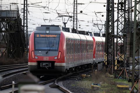 Von den anstehenden Bauarbeiten ist unter anderem auch die Linie S8 betroffen. (Symbolbild) Foto: Sebastian Gollnow/dpa