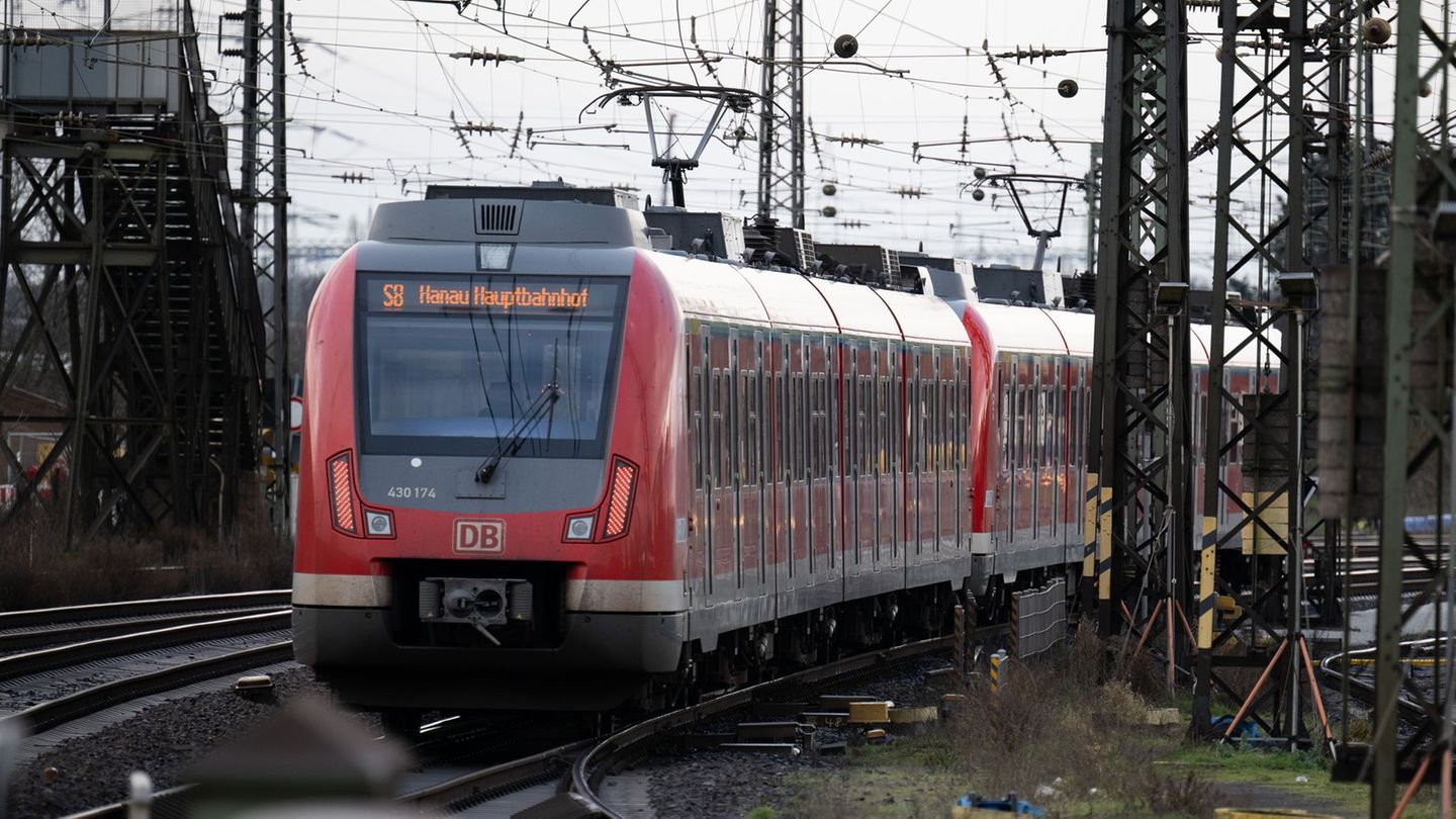 Von den anstehenden Bauarbeiten ist unter anderem auch die Linie S8 betroffen. (Symbolbild) Foto: Sebastian Gollnow/dpa