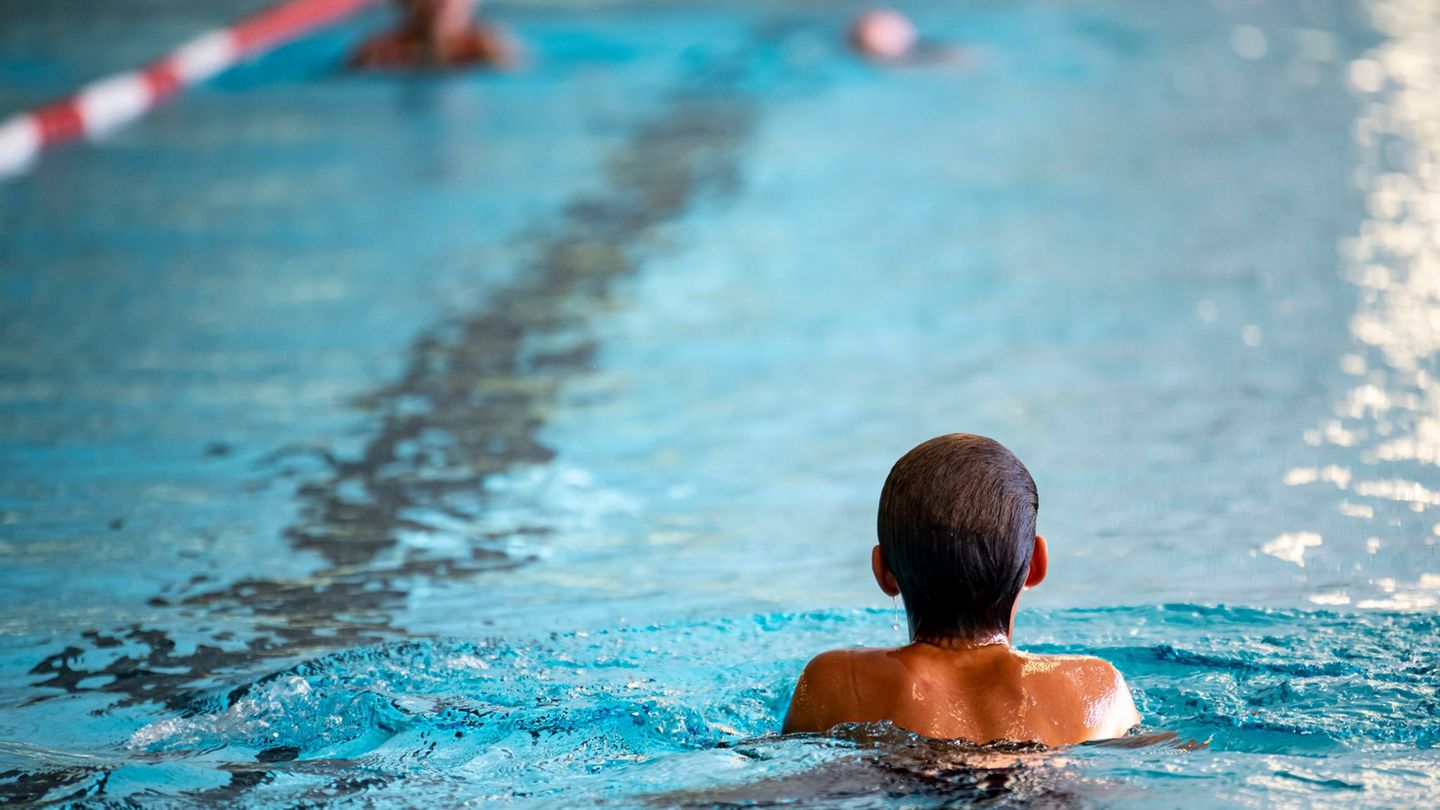 Die meisten Schülerinnen und Schüler in Sachsen-Anhalt lernen in Schwimmhallen das Schwimmen - einige sind aber auf Freibäder an