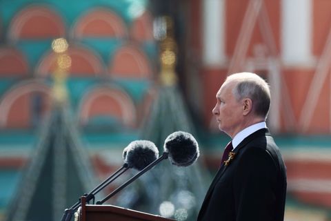 Die Militärparade auf dem Roten Platz verläuft für Putin diesmal anders als gewohnt. (Archivbild) Foto: Gavriil Grigorov/AP/dpa