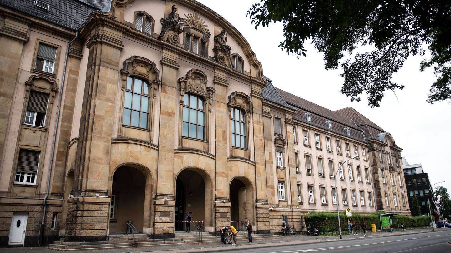 Die mutmaßlichen Messerstecher müssen in Mönchengladbach vor Gericht. (Archivbild) Foto: Marius Becker/dpa