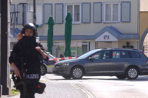 Schwer bewaffnete Einsatzkräfte bezogen Stellung vor der Bank. Foto: Thomas Frey/dpa