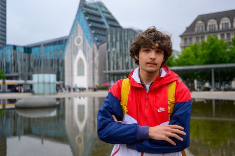 Der Student Dalyan Unland (20) wehrt sich zusammen mit einem befreundeten Anwalt gegen Hasskommentare im Netz. Foto: Hendrik Sch