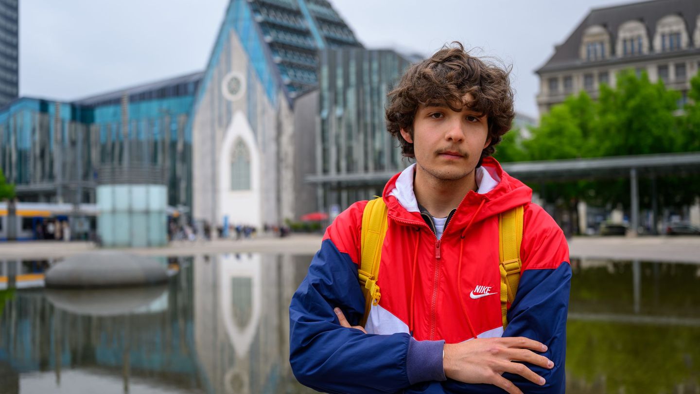 Der Student Dalyan Unland (20) wehrt sich zusammen mit einem befreundeten Anwalt gegen Hasskommentare im Netz. Foto: Hendrik Sch
