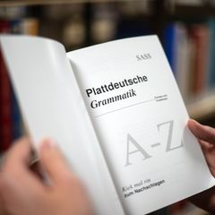 Das Landesfinale des Plattdeutsch-Wettbewerbs findet in Güstrow statt. (Symbolbild) Foto: Sina Schuldt/dpa