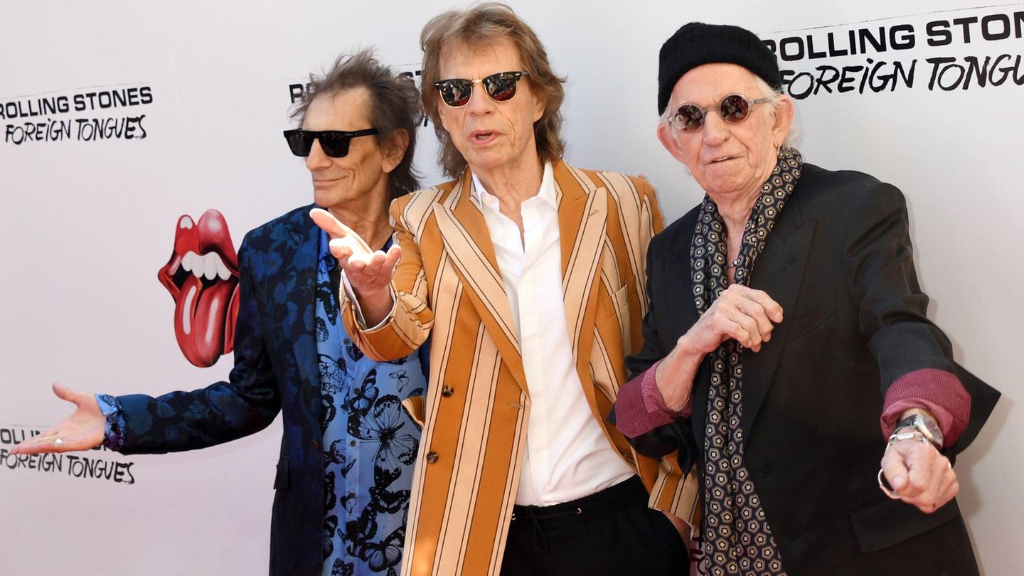 Die verbliebenen Rolling Stones vor einer Fotowand zu ihrem neuen Album