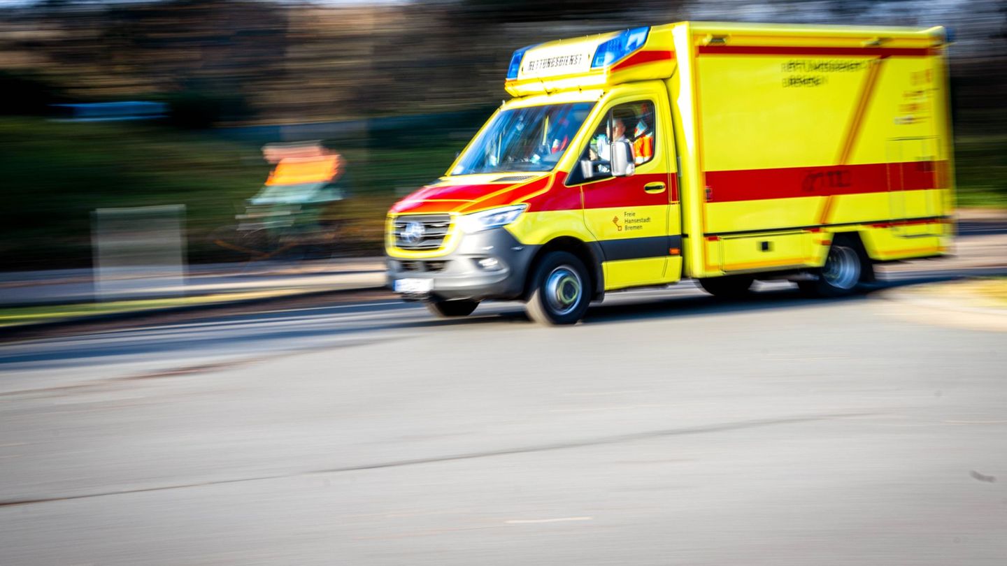 Vier Menschen mussten laut Polizei zur Behandlung ins Krankenhaus. (Symbolbild) Foto: Sina Schuldt/dpa