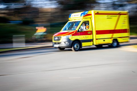 Vier Menschen mussten laut Polizei zur Behandlung ins Krankenhaus. (Symbolbild) Foto: Sina Schuldt/dpa