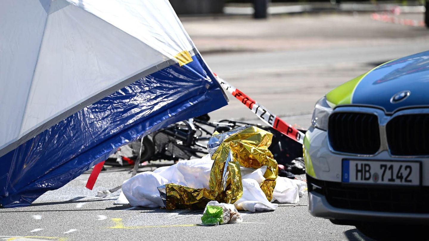 Eine 73-Jährige kam nach einer Kollision mit einem Lkw ums Leben. Foto: Sina Schuldt/dpa