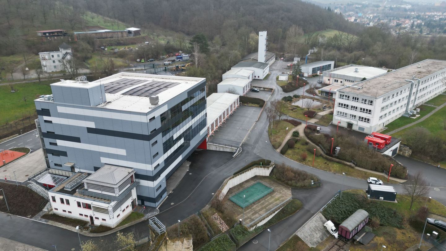 Die Modernisierung der Einrichtung wird teurer und dauert länger als geplant. (Archivbild) Foto: Bodo Schackow/dpa
