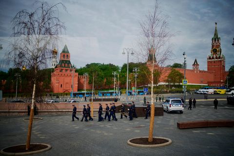 Die Militärparade fällt im Vergleich zu den vergangenen Jahren deutlich kleiner aus. Foto: Pavel Bednyakov/Pool AP/AP/dpa