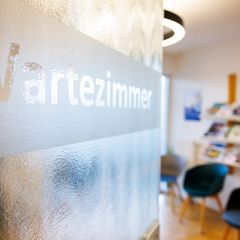 Kommt es durch das Gesundheitssparpaket zu weiteren Terminengpässen und längeren Wartezeiten? Die Kassenärzte warnen davor. (Sym