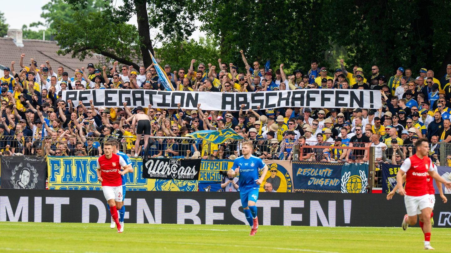 Die Diskussion um eine Reform der Regionalliga schwelt seit Jahren. (Archivbild) Foto: David Inderlied/dpa