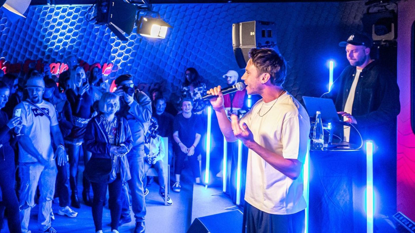 Clueso beim Auftritt im "House of New Energy" in Berlin.