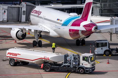Eine Maschine der Eurowings wird am Flughafen Düsseldorf betankt
