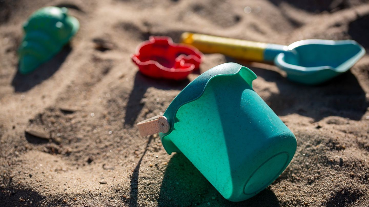 Beim Spielen im Sand ist ein Dreijähriger ums Leben gekommen. (Symbolbild) Foto: Fernando Gutierrez-Juarez/dpa